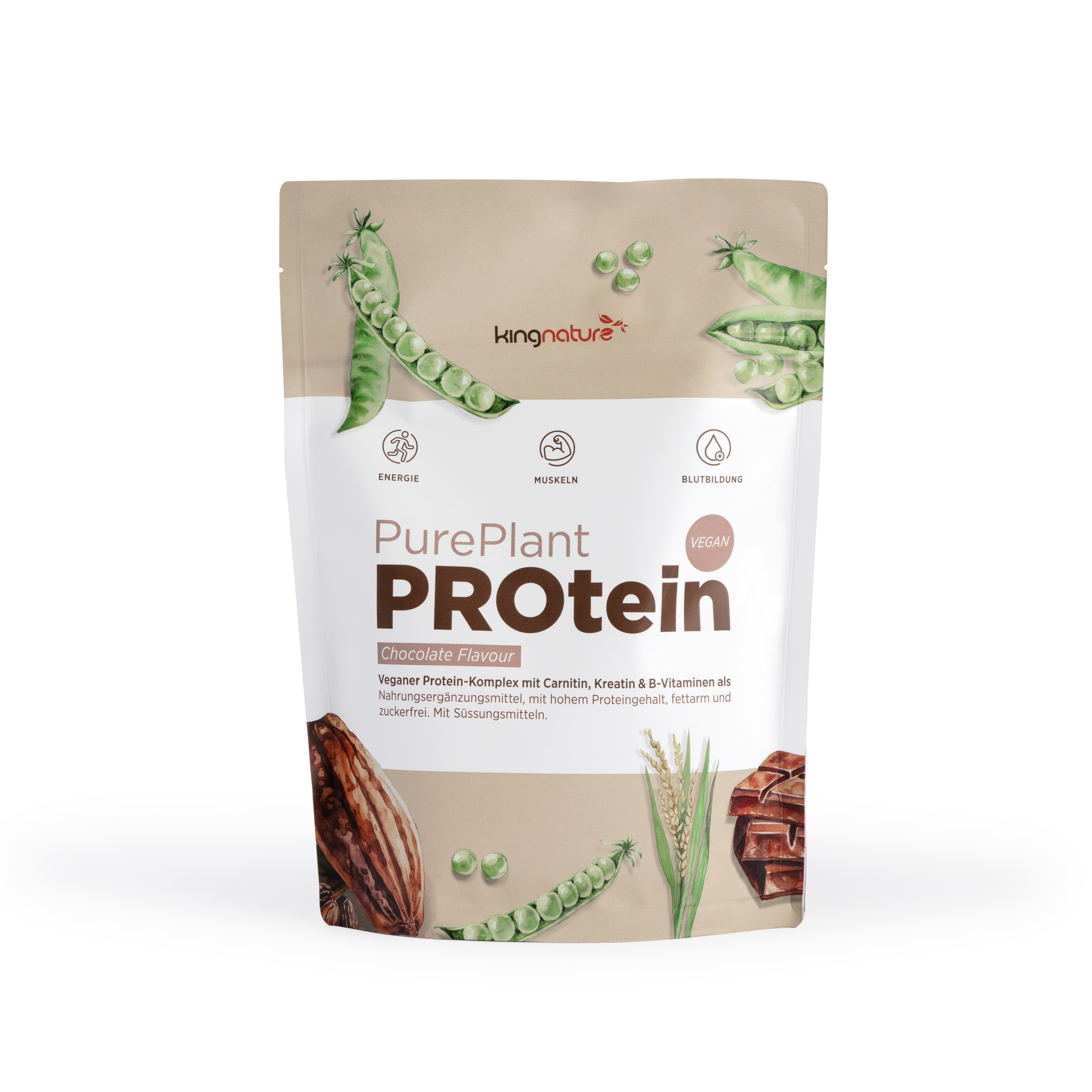 Beutel mit veganem Proteinpulver in Schokoladengeschmack, umgeben von Erbsen und Kakaobohnenschoten.