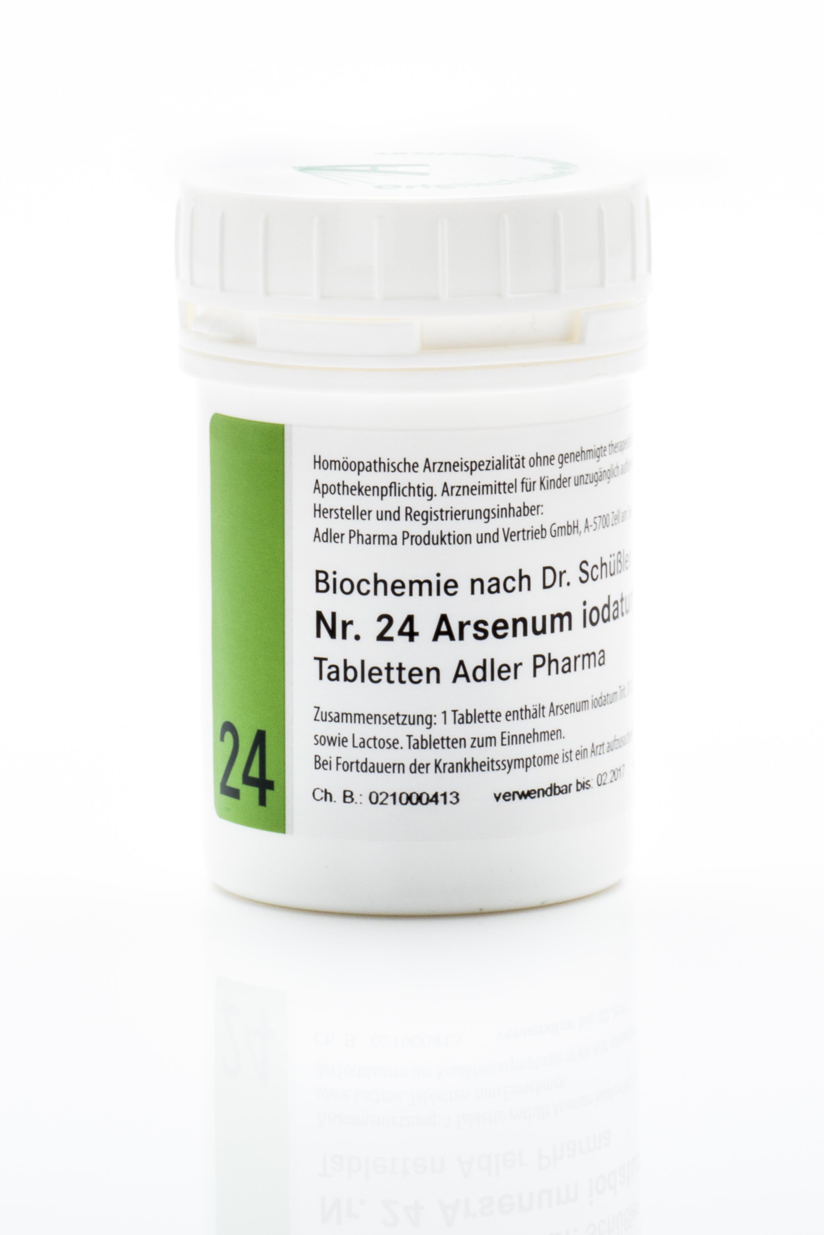 Weißes Fläschchen mit grünem Etikett, beschriftet mit "Nr. 24 Arsenum", Inhalt: Tabletten, Hersteller: Adler Pharma.