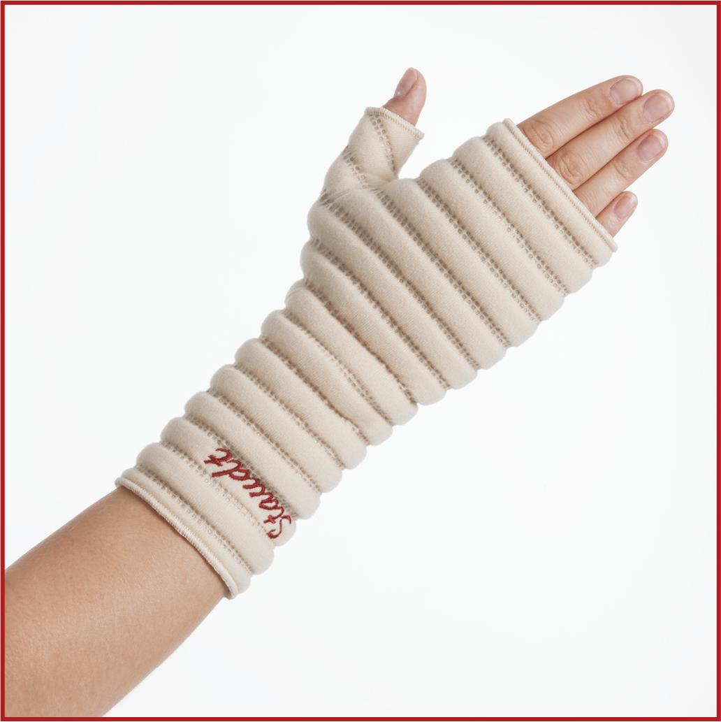 Helle, beige Fingerhandschuh mit einem offenen Daumen und gestreifter Struktur.