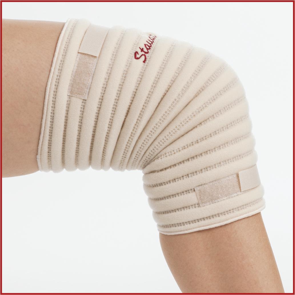 Beige Kniebandage am linken Knie.