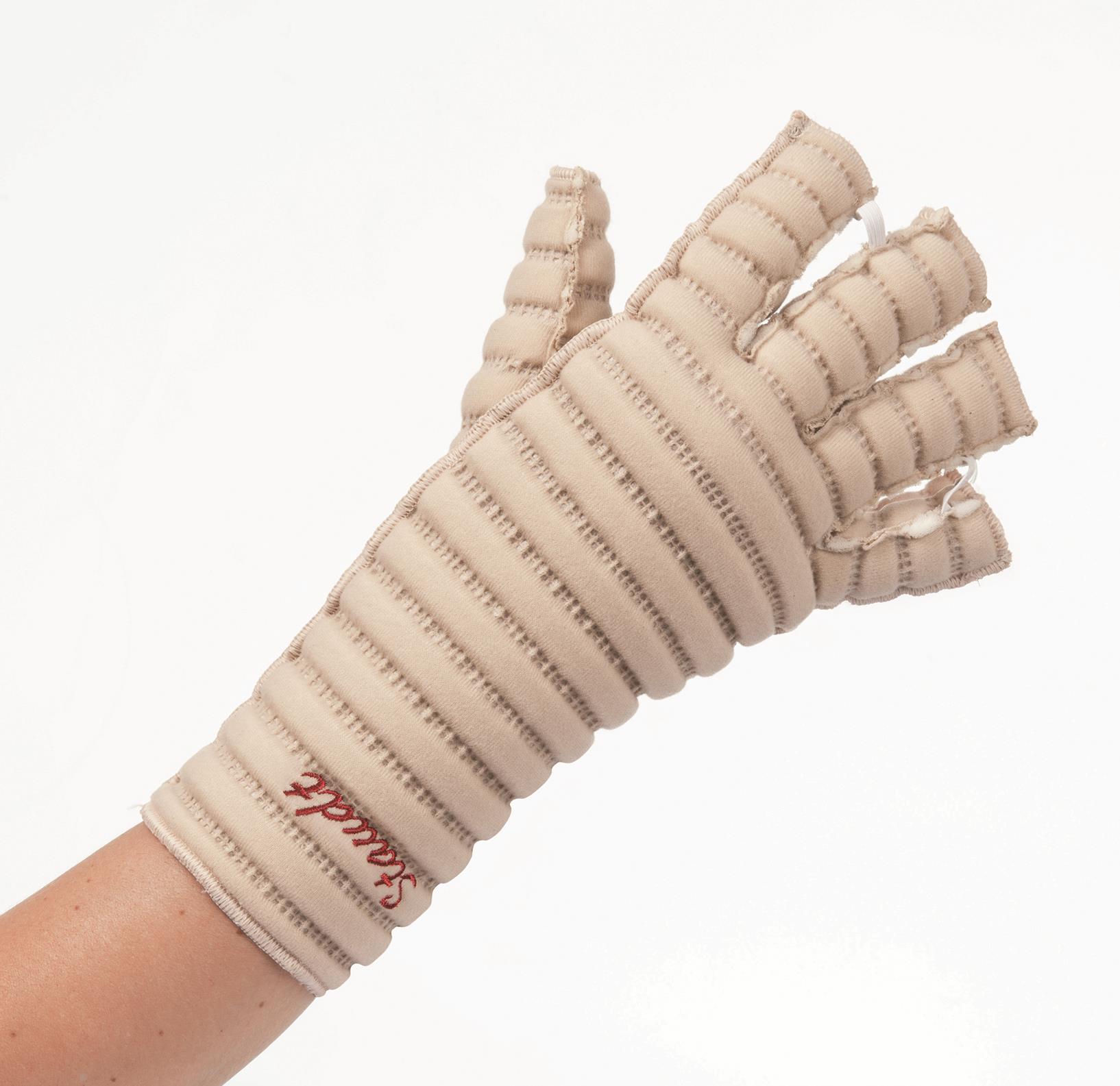 Eine beige Ofenhandschuh mit geripptem Design und rotem Schriftzug.