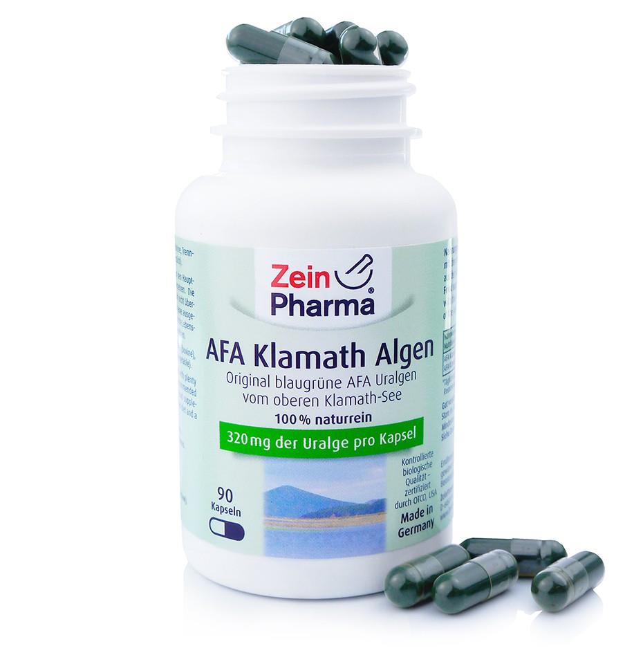 Flasche mit Kapseln der AFA Klamath Algen von Zein Pharma, beschriftet mit Inhaltsstoffen und Nährwertangaben.