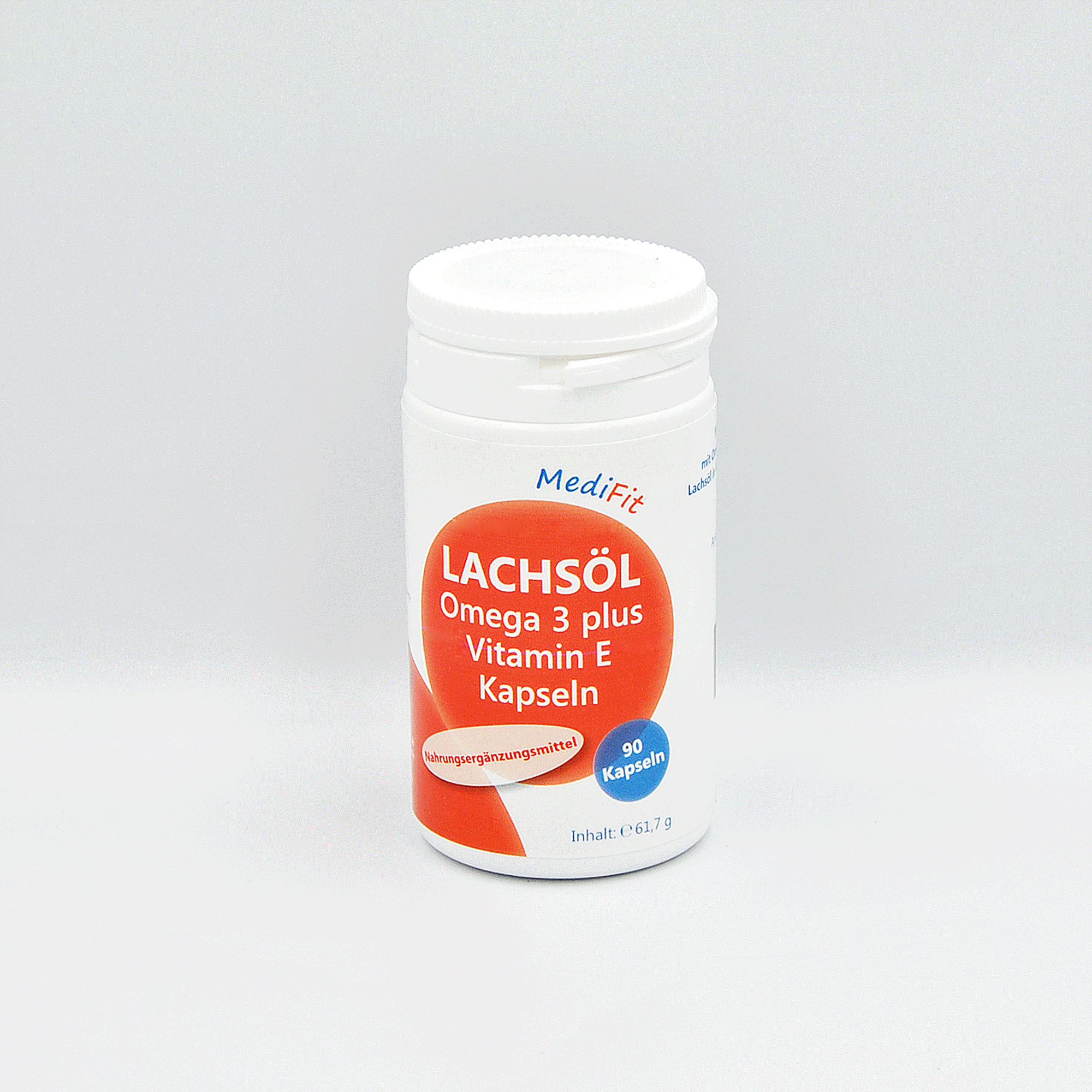 Weißes Fläschchen mit rotem Etikett, darauf steht "Lachsöl Omega 3 plus Vitamin E Kapseln", mit der Anzahl "90 Kapseln" und dem Hinweis "Nahrungsergänzungsmittel".