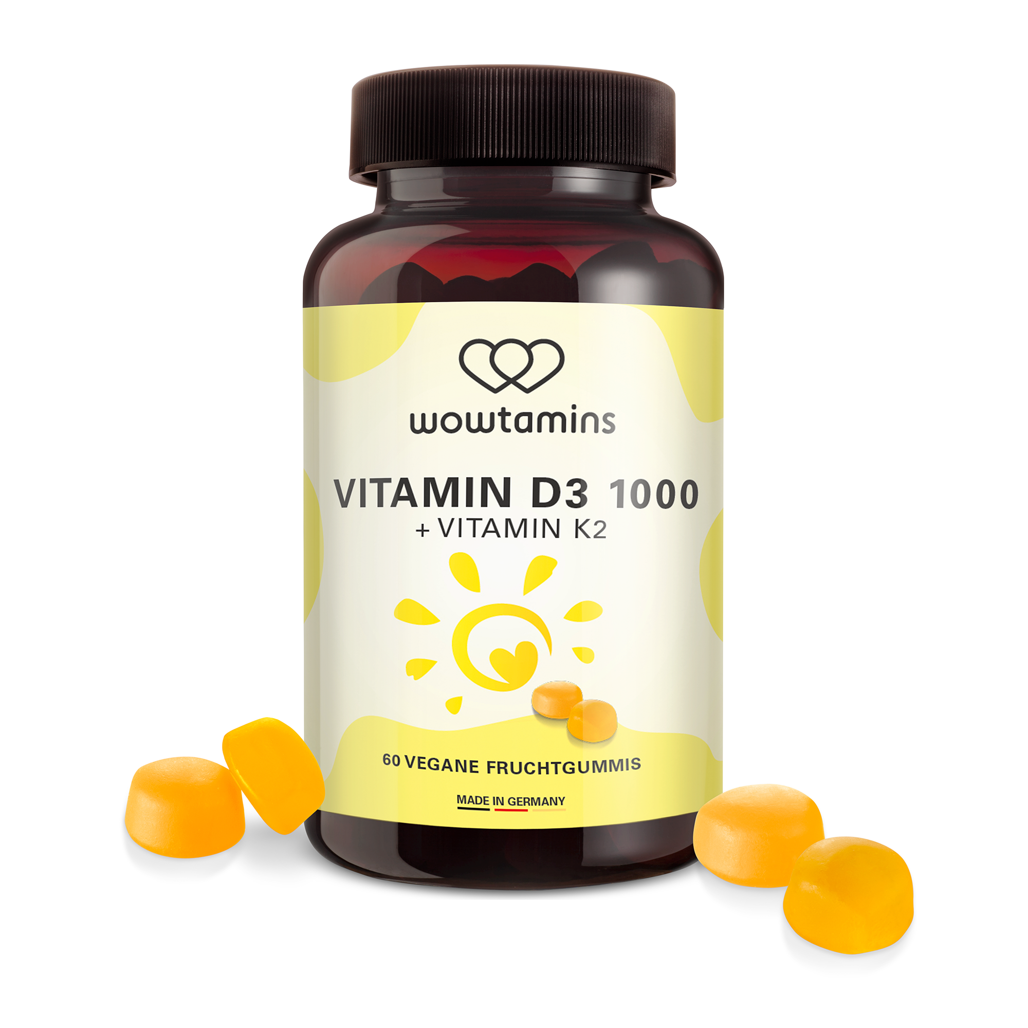 Ein schwarzer Behälter mit gelbem Etikett, beschriftet mit "VITAMIN D3 1000 + VITAMIN K2", umgeben von mehreren gelben Fruchtgummis.