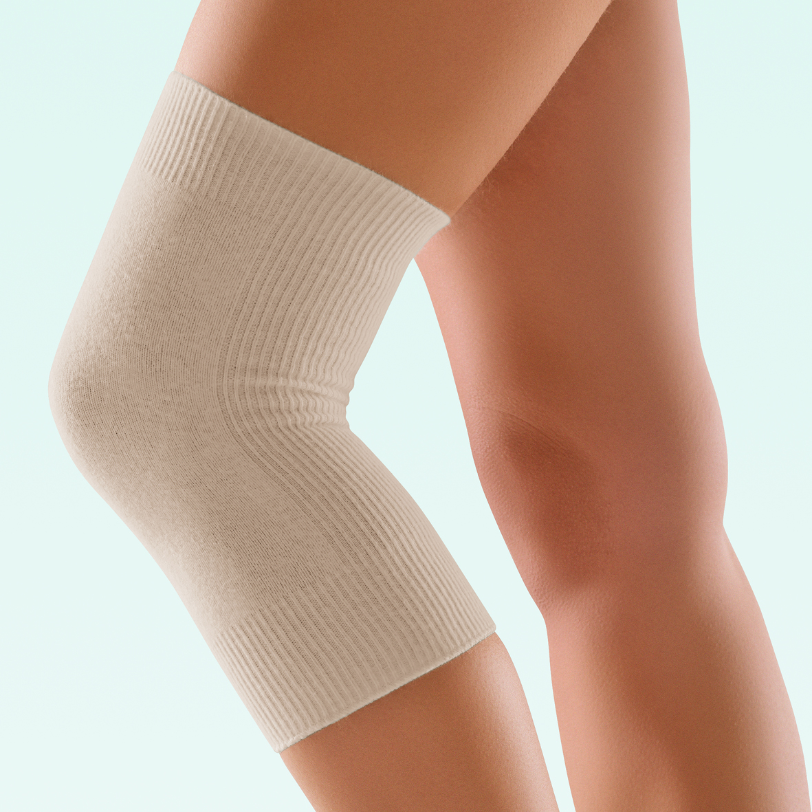 Beige Unterstützung für das Knie, die um das Gelenk gewickelt ist.