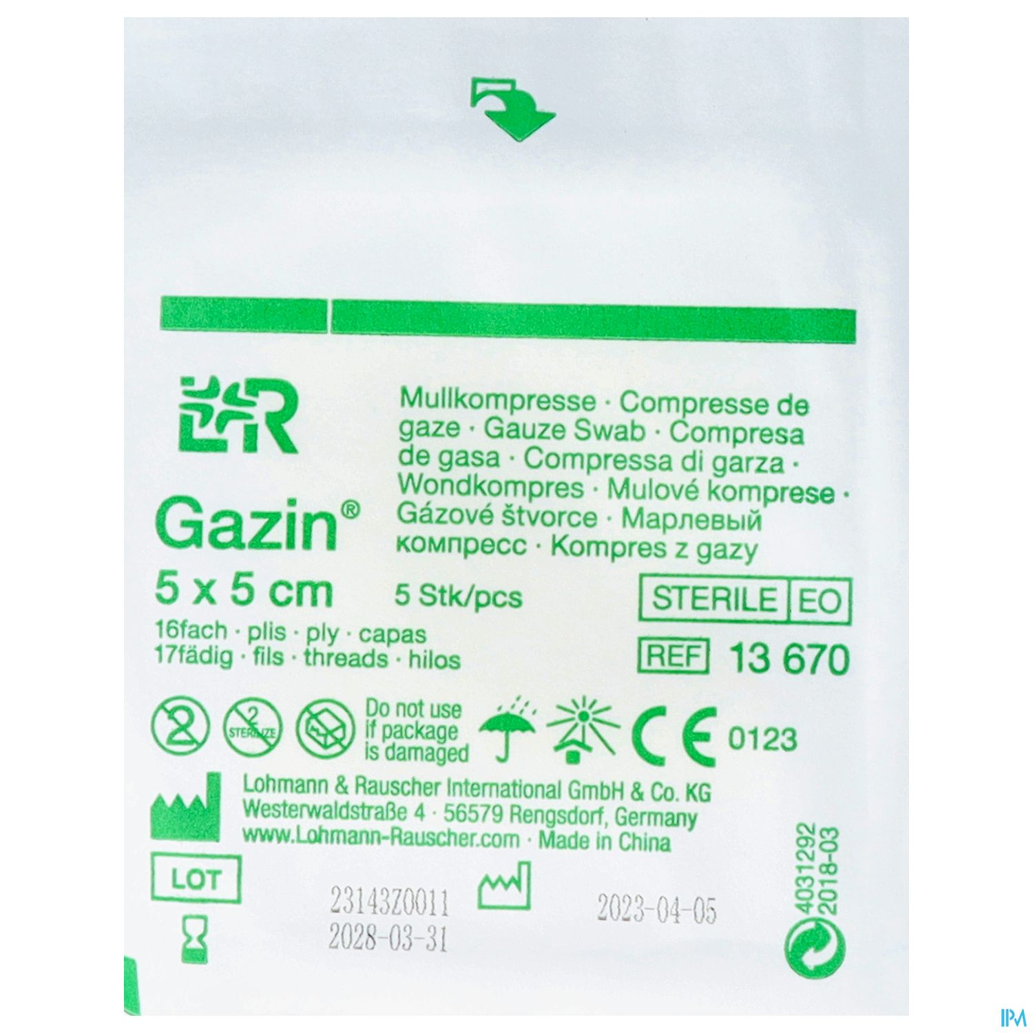 Verpackung mit Mullkompressen, 5 Stück, je 5 x 5 cm, steril, mit mehrsprachiger Kennzeichnung.