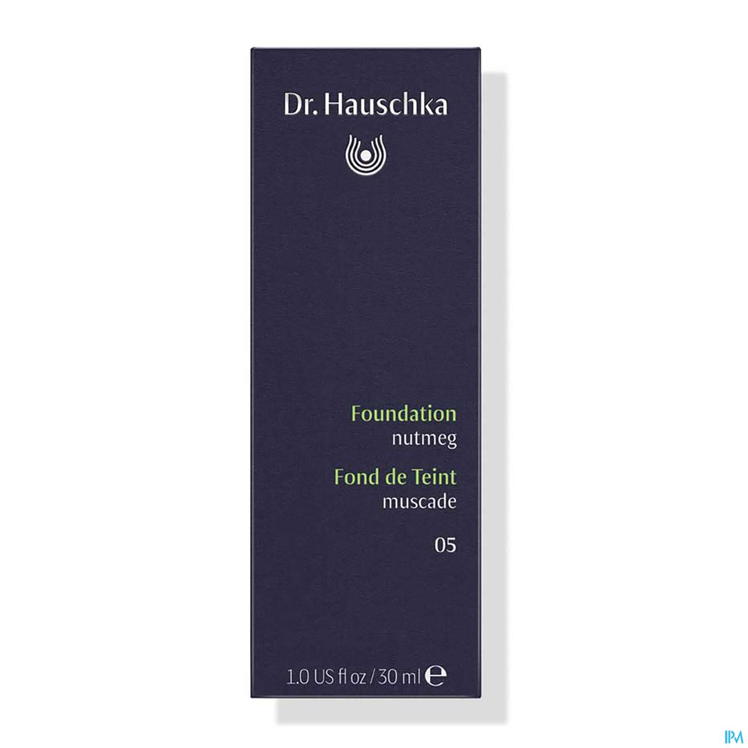 Schachtel mit Dr. Hauschka Foundation in der Farbe Muskatnuss, 30 ml.