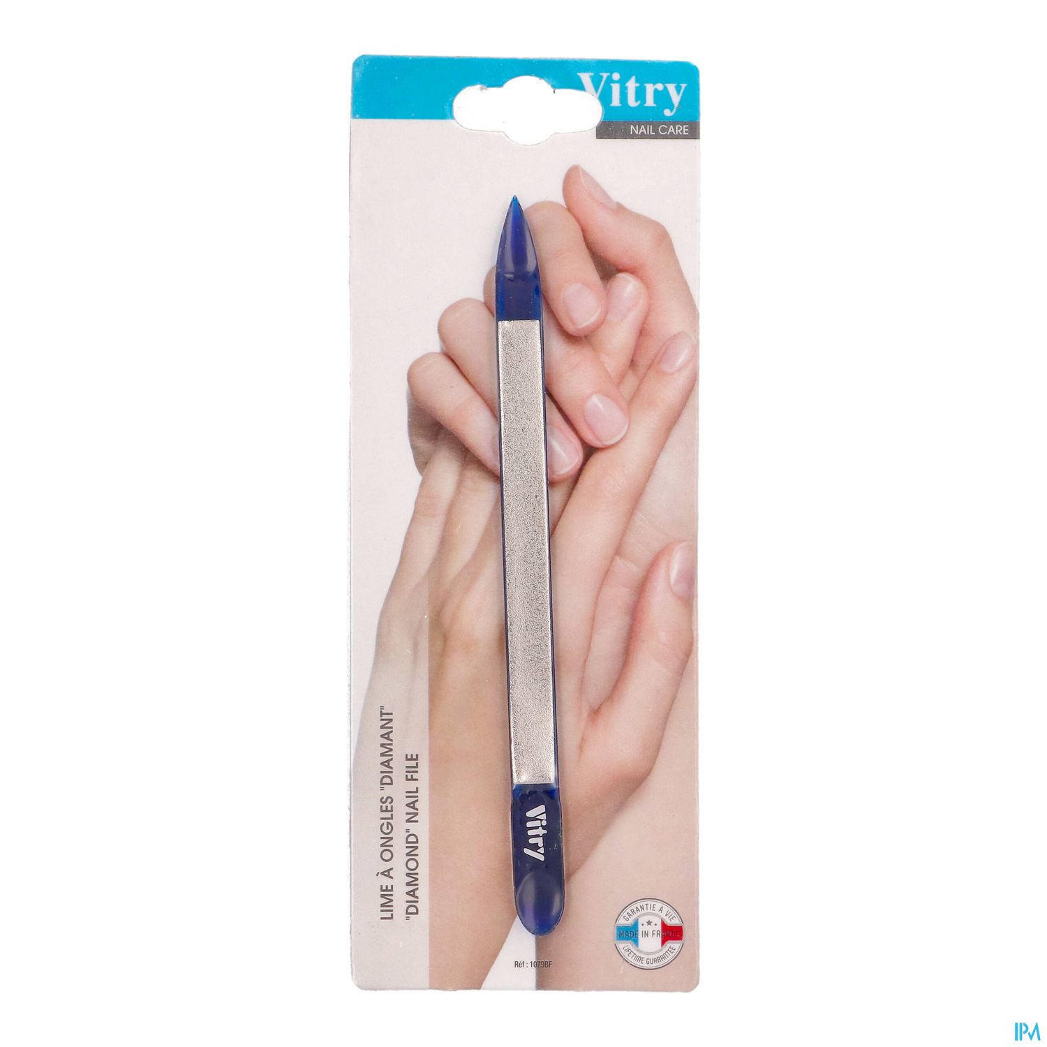 Produktbild eines Nagelpflegestifts in blauer Verpackung mit Händen im Hintergrund.