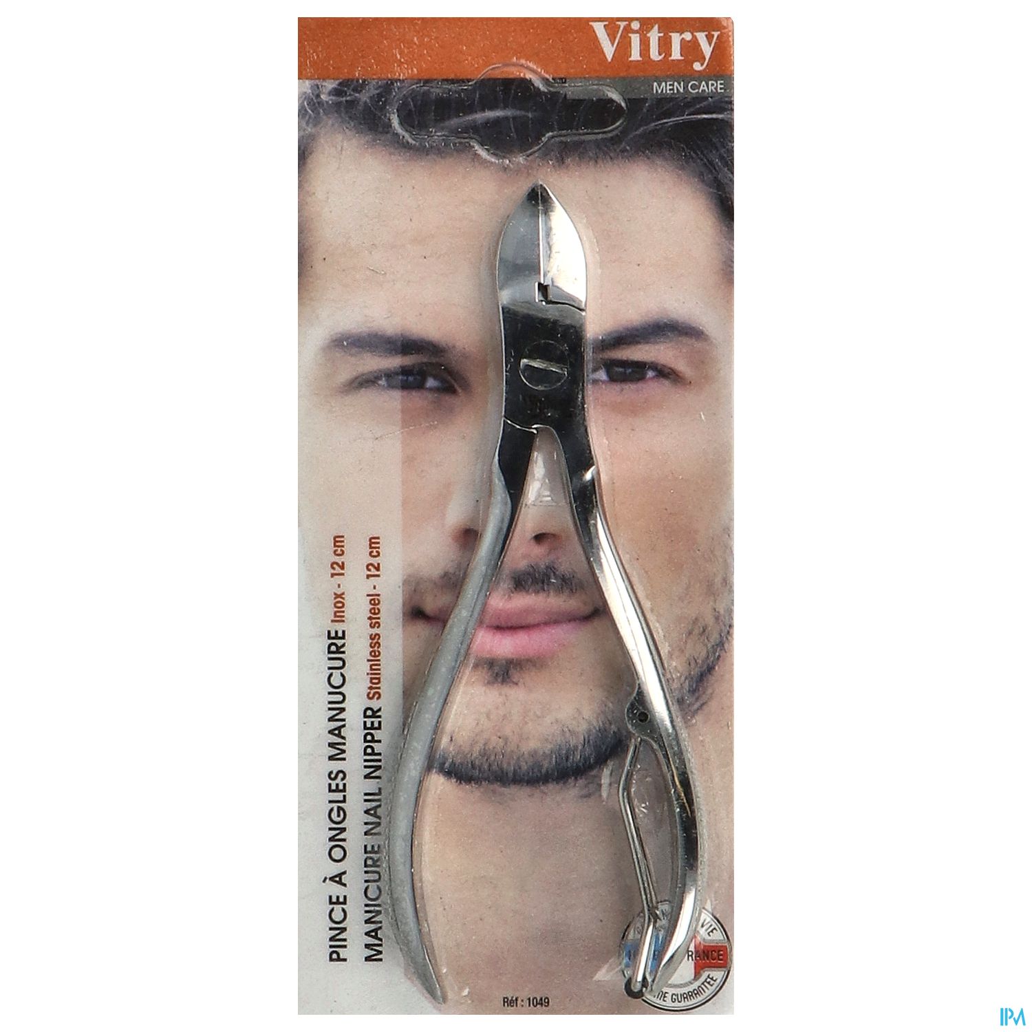 Bild einer Nagelschere in Verpackung, mit abgebildetem männlichen Modell im Hintergrund.