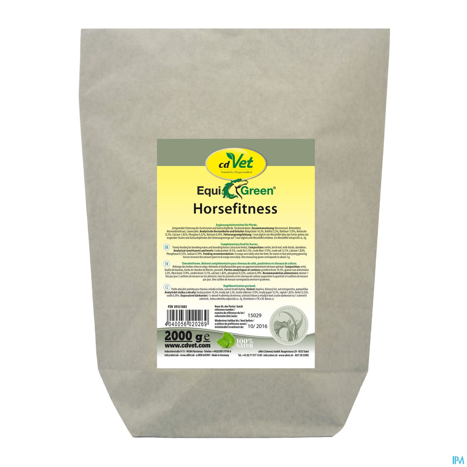 Eine braune Papierverpackung mit einem Etikett, das die Bezeichnung "cdVet EquiGreen Horsefitness" zeigt, sowie wichtige Informationen und eine Übersicht über die Inhaltsstoffe. Die Verpackung hat ein Gewicht von 2000 g.