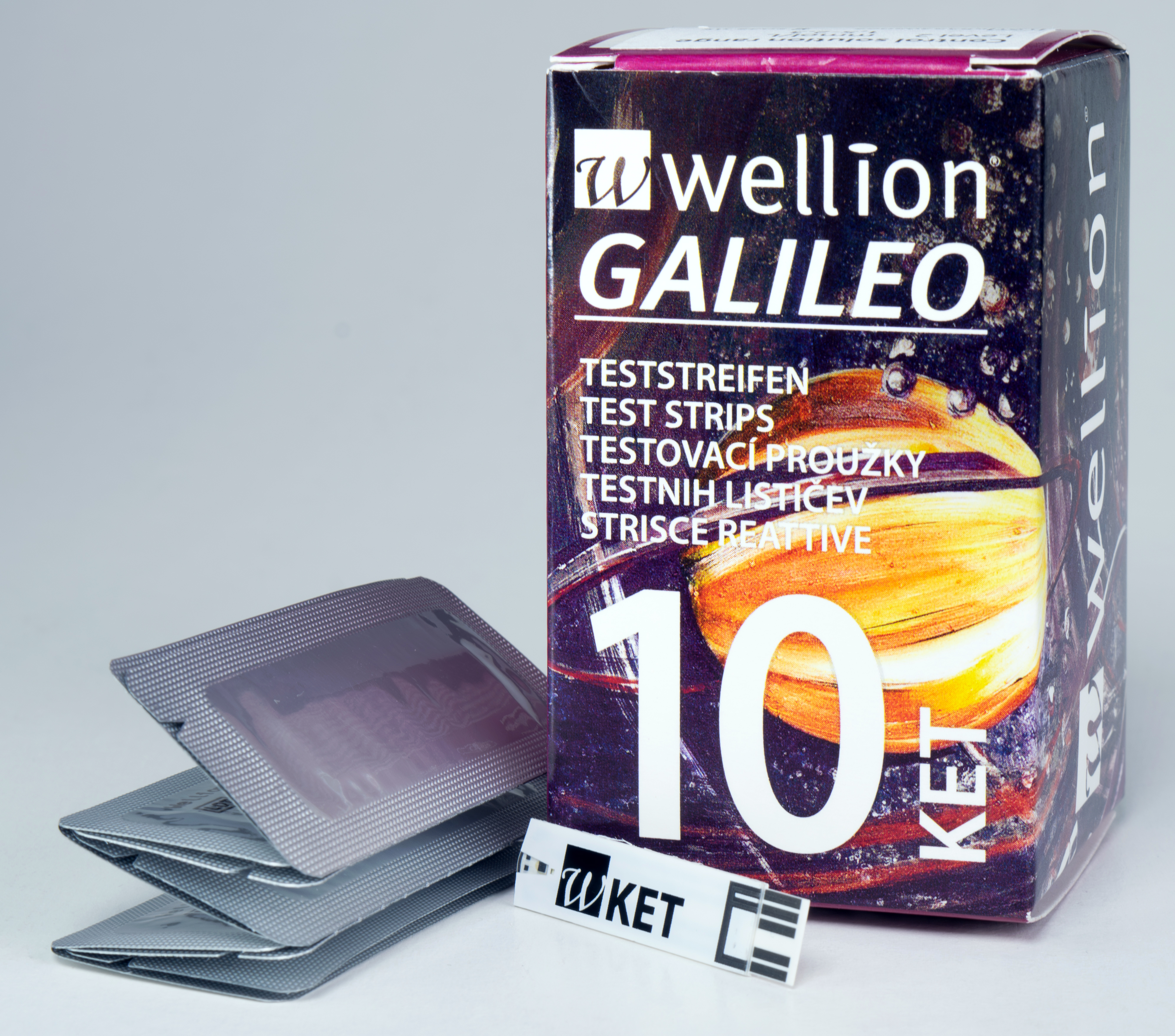 Packung mit Teststreifen für ketogene Diäten der Marke Wellion, daneben Verpackungen mit Teststreifen.